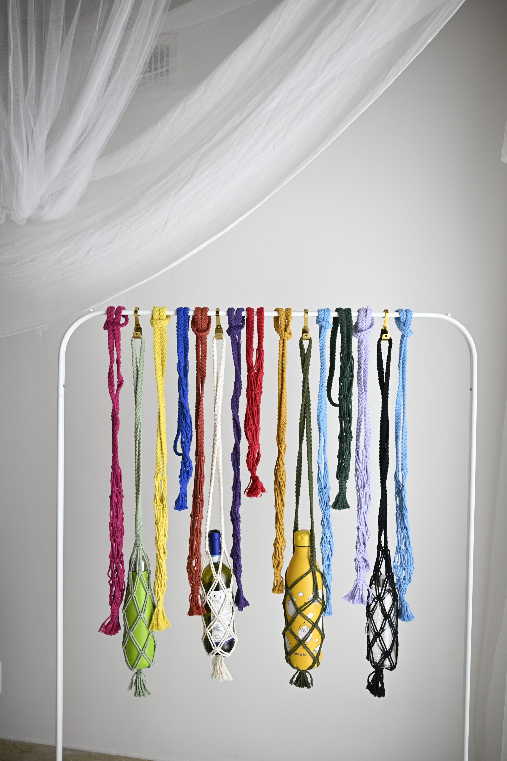 Porta borraccia in macramè | Macramè de Candela (Colore: senape)